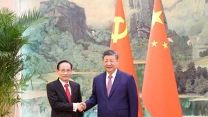 Le secrétaire général du Parti communiste chinois et président de la Chine, Xi Jinping et e Hoai Trung, membre du Bureau politique, ministre des Affaires étrangères et envoyé spécial du secrétaire général du Comité central du Parti communiste du Vietnam (PCV), To Lam. Photo : VNA.