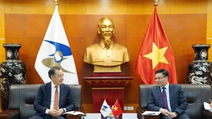 Le ministre par intérim de l’Industrie et du Commerce Le Manh Hung reçoit le président du Conseil de la Commission économique eurasiatique (EEC), Bakytzhan Sagintayev. Photo : Congthuong.