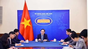 Le membre du Bureau politique, ministre des Affaires étrangères, Le Hoai Trung, s'entretient par téléphone avec le ministre philippin des Affaires étrangères, le 15 décembre 2025. Photo : Baoquocte.