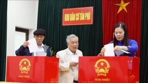 Des électeurs du quartier Viet Tri, province de Phu Tho, participent au scrutin dans la matinée du 15 mars, dans une ambiance enthousiaste, témoignant de leur sens des responsabilités civiques. Photo : VNA.