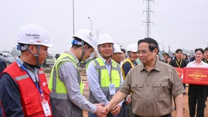 Le Premier ministre Pham Minh Chinh encourage et assigne des missions aux unités chargées de la construction du projet de l’aéroport international de Gia Binh. 