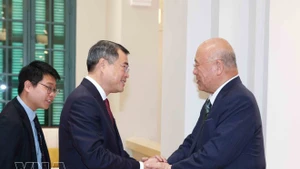 Le Minh Hung (gauche), membre du Bureau politique, secrétaire du Comité central du Parti, président de la Commission centrale de l’organisation du Parti et président du Groupe parlementaire d’amitié Vietnam - Japon, et Takebe Tsutomu, conseiller spécial de l’Alliance parlementaire d’amitié Japon - Vietnam. Photo: VNA.