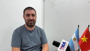 Le journaliste argentin Gastón Fiorda. Photo : VNA.