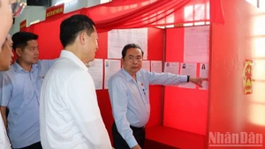 Le président de l'Assemblée nationale, Tran Thanh Manh, effectue une inspection de terrain au bureau de vote n° 4, circonscription électorale n° 17 – quartier de Tan Trieu, province de Dong Nai, le 5 mars. Photo : NDEL.