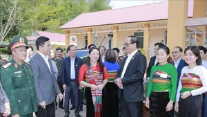 Le vice-président de l'Assemblée nationale, Tran Quang Phuong, inspecte les conditions de vote au bureau de vote n° 10, village de Tan Thanh. Photo : VNA.