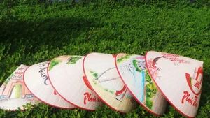 Des chapeaux coniques du village de Sai Nga deviennent un souvenir unique pour les touristes visitant ce village artisanal. Photo : langngheviet.com.