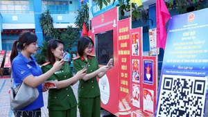 Hô Chi Minh-Ville affirme son rôle pionnier dans l’application des technologies numériques à la préparation et à l’organisation des élections de l’Assemblée nationale et des Conseils populaires. Photo : VNA.