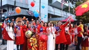 Des Vietnamiens lors des activités marquant le 80e anniversaire de la Fête nationale du Vietnam à Kuala Lumpur (Malaisie). Photo : VNA.