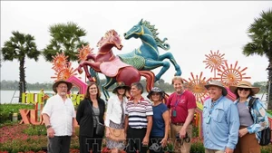 Les touristes visitent la rivière des Parfums à Hue. Photo: VNA.