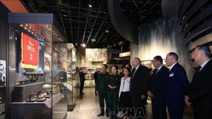 Le président de la Chambre des représentants de Jordanie, Mazen Turki El Qadi, et sa suite visitent le Musée d’histoire militaire du Vietnam, dans la matinée du 4 février. Photo : VNA.