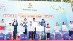 La Fédération du travail de Hô Chi Minh-Ville remet des cadeaux aux enfants des membres du syndicat et des travailleurs à l’approche du Têt traditionnel.