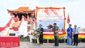 Cao Tat Minh (troisième à partir de la droite) lors de la cérémonie commémorant le 135e anniversaire de la naissance du Président Hô Chi Minh dans la province de Khon Kaen. Photo : Xuan Son.