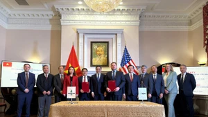 Des représentants de la Compagnie par actions de raffinage et de pétrochimie Binh Son (BSR) et d'ADM Asia-Pacific Trading Pte. Ltd., ainsi que d'autres délégués, lors de la cérémonie de signature du protocole d'accord. Photo : VNA.