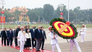 Le président de la Chambre des représentants de Jordanie, Mazen Turki El Qadi, à la tête d’une délégation de haut niveau, rend hommage au Président Hô Chi Minh en son mausolée. Photo : VNA.