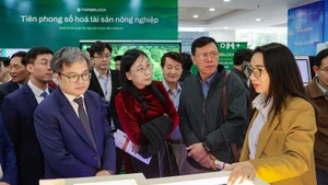 Des délégués visitent le stand de HanoTEX. Photo: VNA.