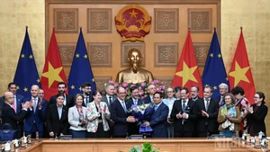 [En images] Le PM Pham Minh Chinh reçoit les ambassadeurs et chargés d’affaires de l’UE au Vietnam
