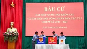 Des électeurs votent au bureau de vote n° 1 au siège de la Flottille navale 129. Photo : VNA.