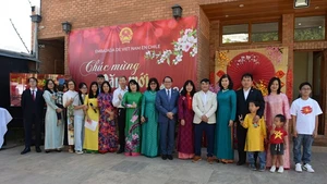 Le personnel de l’ambassade du Vietnam et la communauté vietnamienne au Chili. Photo : Baoquocte.