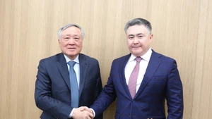 Le vice-Premier ministre permanent Nguyen Hoa Binh et le gouverneur de la Banque centrale du Kazakhstan (NBK), Timur Suleimenov. Photo : VGP.