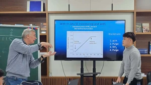 Des étudiants du programme V-STT assistent à une conférence de Tom Aarnink, ingénieur en chef au laboratoire Nano de l’Université de technologie de Twente, aux Pays-Bas. 