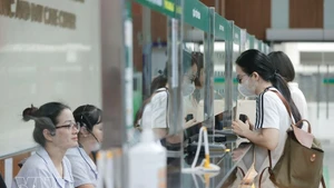 Des patients s'enregistrent à l'accueil d’un hôpital. Photo : VNA.
