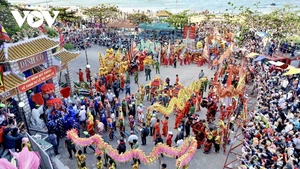 De nombreuses activités folkloriques à la fête du temple Dinh Co - Long Hai. Photo : VOV.