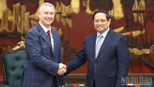 Le Premier ministre Pham Minh Chinh (droite) et l’ambassadeur de Belgique au Vietnam, Karl Van Den Bossche. Photo : NDEL.