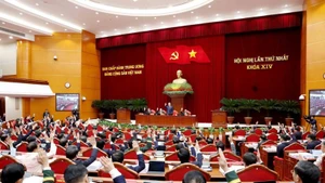 Les membres du Comité central adoptent par vote la liste des candidats à l'élection du Bureau politique du XIVe mandat. Photo: VNA.