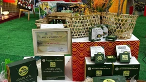 À partir du « côm », l’entreprise a élargi sa gamme à des produits salés, des versions végétariennes et à plusieurs produits dérivés, aux côtés des spécialités traditionnelles. Photo : VNA.