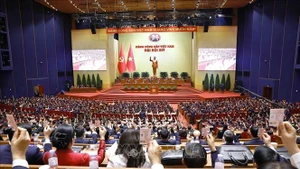 Le Congrès procède au vote pour l’adoption de la liste des membres du Comité central du Parti du XIVe mandat. Photo : VNA.