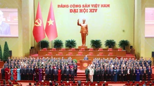 Les membres du XIVe Comité central du Parti font leurs débuts. Photo : VNA.