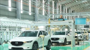 Chaîne de montage de voitures à l’usine de la Société par actions automobile Truong Hai (Thaco), dans la zone économique ouverte de Chu Lai (Da Nang). Photo : VNA.