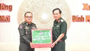 Le département du développement du ministère de la Défense du Royaume du Cambodge offre des cadeaux aux forces armées de la 9e région militaire à l'occasion du Nouvel An lunaire. Photo : VNA.