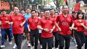 [En images] À Hanoï, la course olympique rassemble des milliers de participants