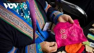 Peinture à la cire d’abeille : un héritage culturel des femmes H'Mong