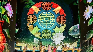 Le concert Hanoi Light Symphony pour la célébration du Nouvel An 2026, organisé par le journal Nhân Dân.