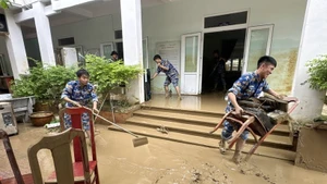 L'armée participe au nettoyage de la maternelle Vinh Thanh, dans le quartier de Tay Nha Trang, province de Khanh Hoà. Photo : VNA.