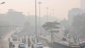 Les rues de Hanoï enveloppées d'un épais brouillard de pollution. Photo : VNA.