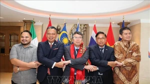 L’ambassadeur du Vietnam au Mexique, Nguyên Van Hai (centre) avec des diplomates des pays de l’ASEAN au Mexique posent pour une photo souvenir. Photo : VNA.
