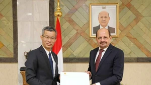 L’ambassadeur du Vietnam en Arabie saoudite et au Yémen, Hoang Huu Anh, présente la copie figurée de ses lettres de créance au ministre yéménite des Affaires étrangères, Dr Shaya Mohsin Zindani. Photo : Ambassade du Vietnam en Arabie saoudite.