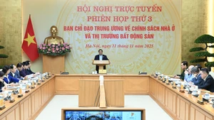 [En images] Le PM Pham Minh Chinh préside une réunion sur les politiques de logement et le marché immobilier