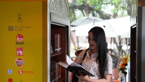Avec près de 1 000 titres offerts par des sponsors et la bibliothèque de Hanoï, l'espace propose aux lecteurs un large éventail d'ouvrages. Photo: VNA.
