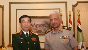 Le général Phan Van Giang (à gauche), ministre vietnamien de la Défense, et son homologue égyptien, le général Abdel Mageed Saqr. Photo: QDND.