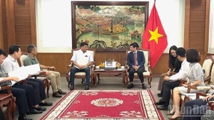 Le vice-ministre de la Culture, des Sports et du Tourisme, Ho An Phong, reçoit Rahul Bali, directeur général de la société indienne Innovations India, producteur principal du projet cinématographique de coopération vietnamo-indienne intitulé Love in Vietnam. Photo : NDEL.