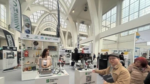 Nguyen Viet Anh, chef du Bureau commercial du Vietnam en République tchèque, visite la Foire internationale de l’industrie de Brno. Photo : Congthuong.