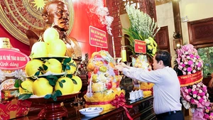Le président de l’Assemblée nationale, Tran Thanh Man, rend hommage au président Ton Duc Thang. Photo: VNA.