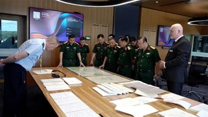 Rencontre entre la délégation du Comité directeur national pour la recherche, le rapatriement et l'identification des restes des soldats morts, et des représentants de l’Australian Army’s Unrecovered War Casualties Unit. Photo: VNA.