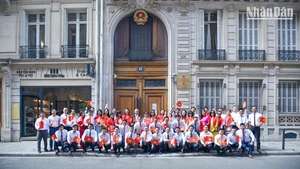 80e Fête nationale : le drapeau rouge à étoile jaune flotte fièrement en France