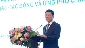 Le ministre des Sciences et des Technologies, Nguyen Manh Hung, prend la parole lors du colloque. Photo : NDEL.