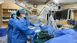 Les médecins de l’Institut national de cardiologie de l’hôpital Bach Mai ont réalisé une intervention d’ablation de la fibrillation auriculaire par cryothérapie (Cryoablation). Photo : NDEL.